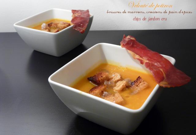 Velouté de potiron, brisures de marrons, croûtons de pain d'épice et chips de jambon