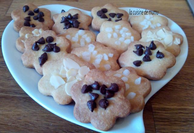 Les petits sablés à l'amande avec des pépites de chocolat, des amandes effilées et du sucre perle