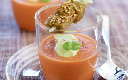 Gaspacho léger de tomates et île flottante à l'avocat accompagné de son pain d'épices curry-sésame