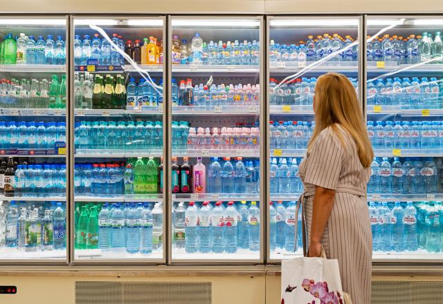 Toutes les eaux aromatisées ne sont pas faibles en sucre : une diététicienne lance un avertissement !