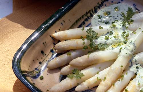 Asperges en sauce aux herbes aromatiques et au poivre vert