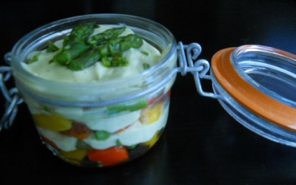 Verrine de légumes grillés au fromage blanc aromatisé à l'avocat