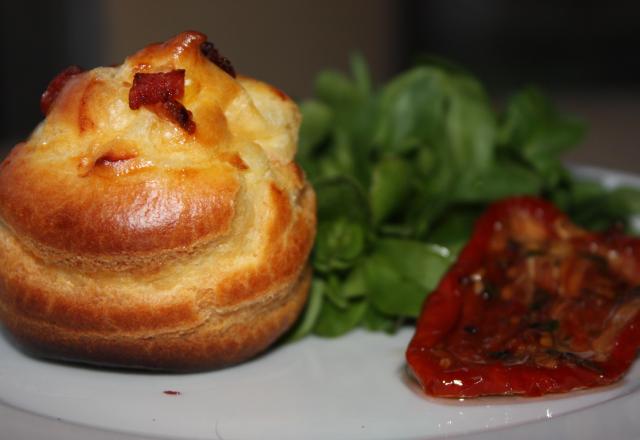 Petits choux crème de chèvre tomates marinées et basilic, pépites de lardons