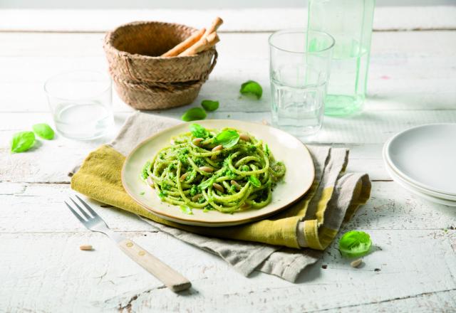 Spaghetti a pesto genovese, pignons de pin et basilic frais