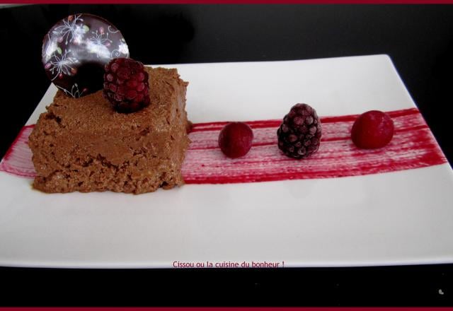 Marquise chocolat et coulis fruits rouges