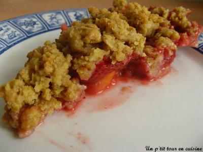 Crumble aux fraises, pèches et flocons d'avoine