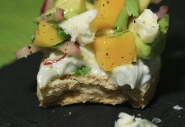 Bouchées sablées avocat, mangue, coriandre, poivre et roquefort