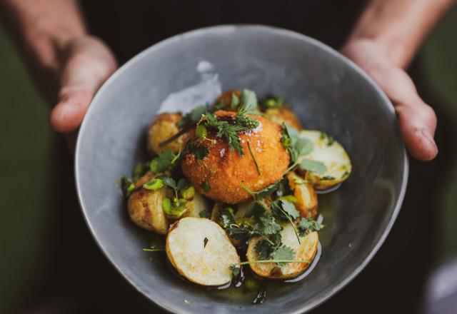 Salade de pomme de terre, œuf mollet frit et vinaigrette au citron confit