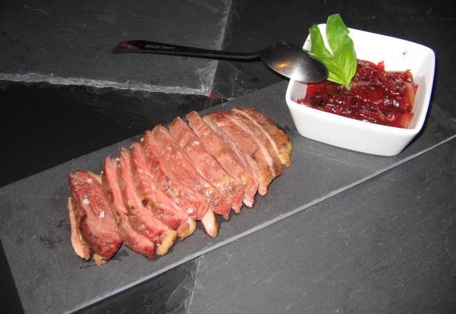 Magret de canard à la fleur de sel et sa compotée de gariguettes au basilic