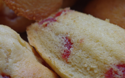 Madeleines aux fraises séchées