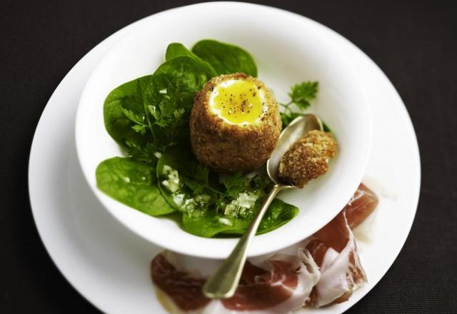 Œuf de poule frit au pain d'épices, copeaux de pata negra, vinaigrette d'herbes