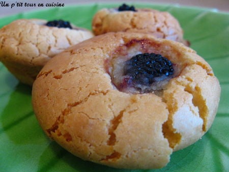 Biscuits croquants à la pâte d'amande et aux mures