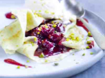 Crêpes à la pistache, coulis et confit de griottes, glace amande et pistaches