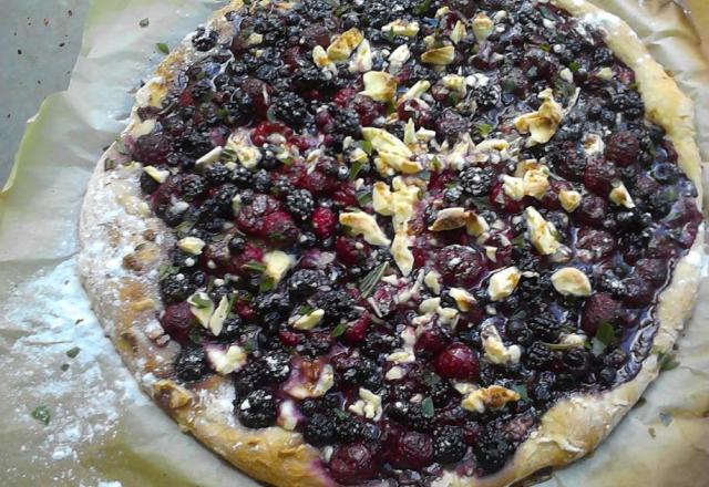 Pizza aux fruits rouges et au chocolat blanc