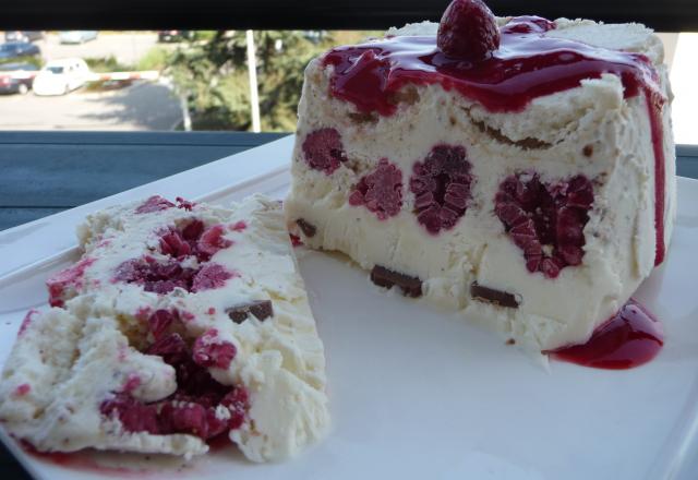 Terrine glacée au mascarpone, framboises, meringues et noisettes