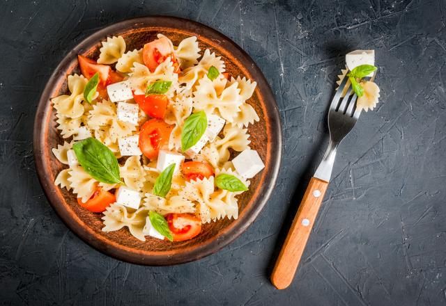 Salade de farfalles aux tomates crues