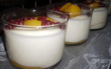 Verrines de panna cotta-vanille aux pêches.