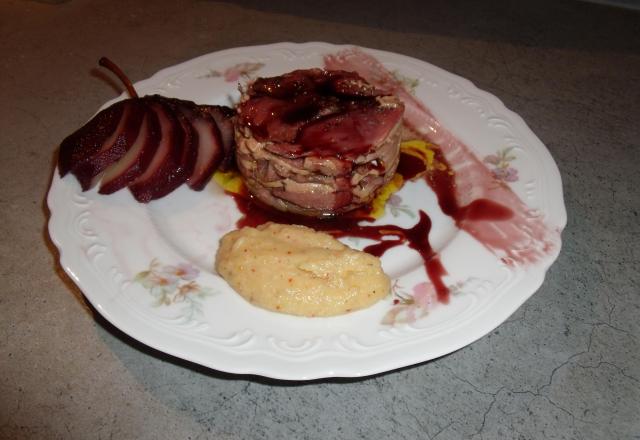 Carpaccio de canard et foie gras, poire au floc de gascogne & anjou rouge et sa purée d'ail au piment d'espelette