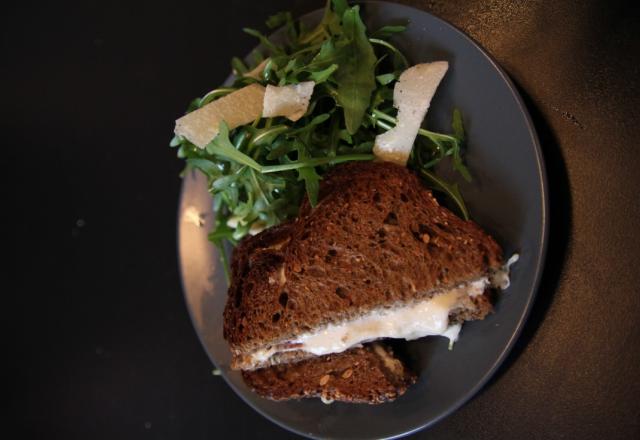 Croque messieurs du soir et sa salade de roquette, copeaux de parmesans par Morgan