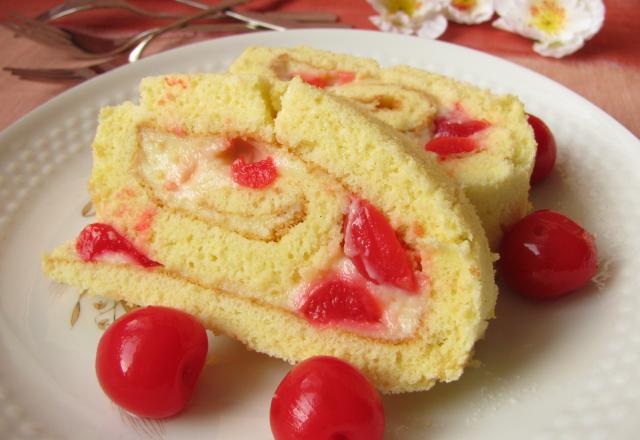 Biscuit roulé à la crème et cerises au sirop