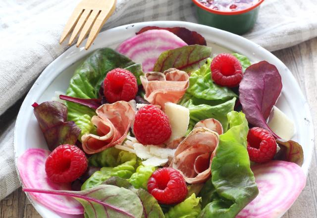 Salade de jeunes pousses, jambon fumé, fromage de brebis et framboises