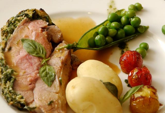 Épaule d'agneau en croûte d'herbes aux légumes bretons