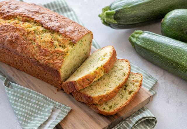 Apéritif : Cyril Lignac partage sa recette de cake fondant aux courgettes et au chèvre frais !