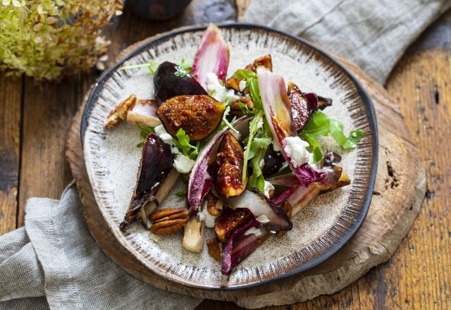 Salade d'endives rouges, betterave, mesclun, figues et noix de pecan