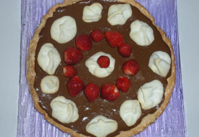 Tarte meringuée à la mousse au chocolat et aux fraises