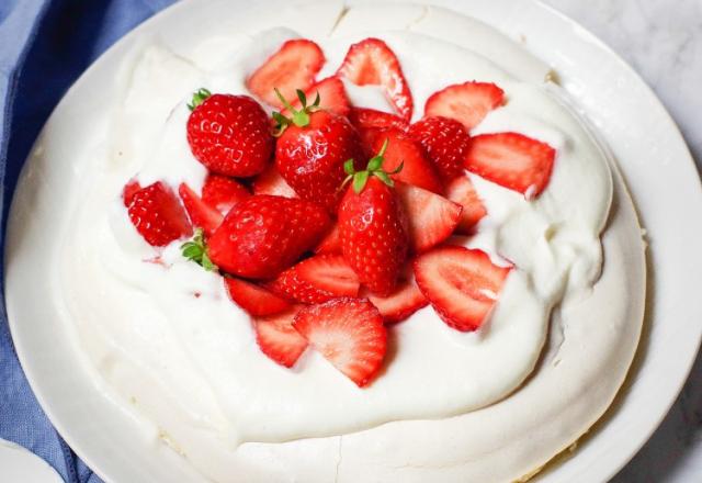 La pavlova : meringue, crème fouettée et fraises