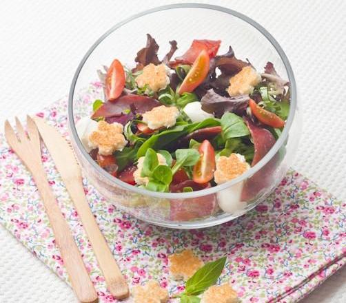 Salade aux accents Italiens et Croûtons Aillés