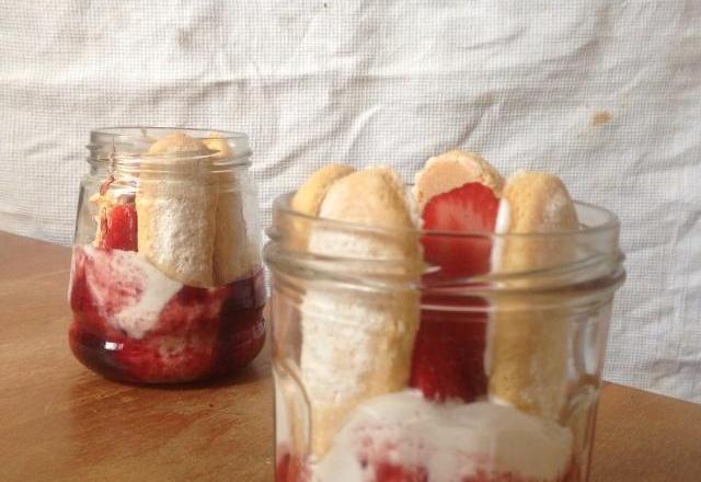 Tiramisu au yaourt et confiture de fraises