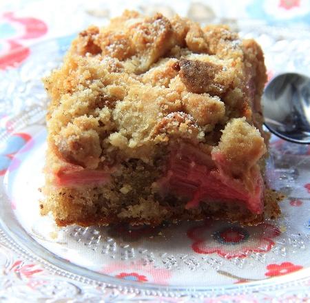 Gâteau à la rhubarbe façon crumble