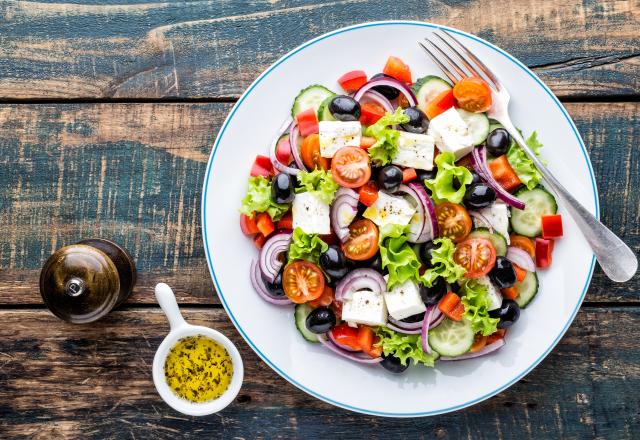 Presque un sacrilège ! Voici l’ingrédient qu’il ne faudrait jamais mettre dans une salade grecque d’après cette experte