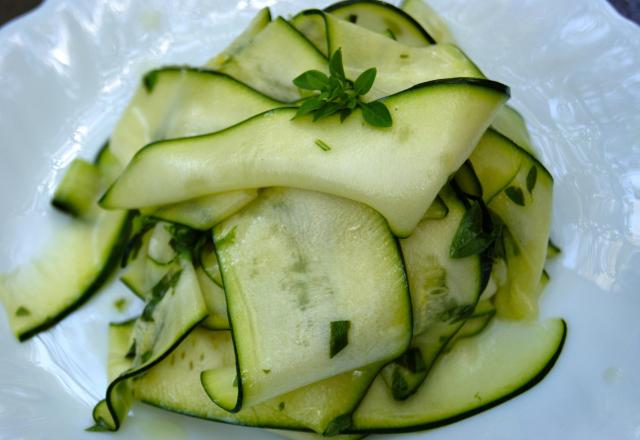 Courgettes marinées au basilic