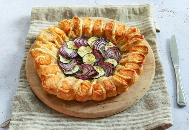 Tarte fleur au saumon, courgettes et oignon rouge