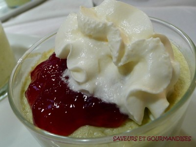 Mousse d'avocat et sa gelée de cerises