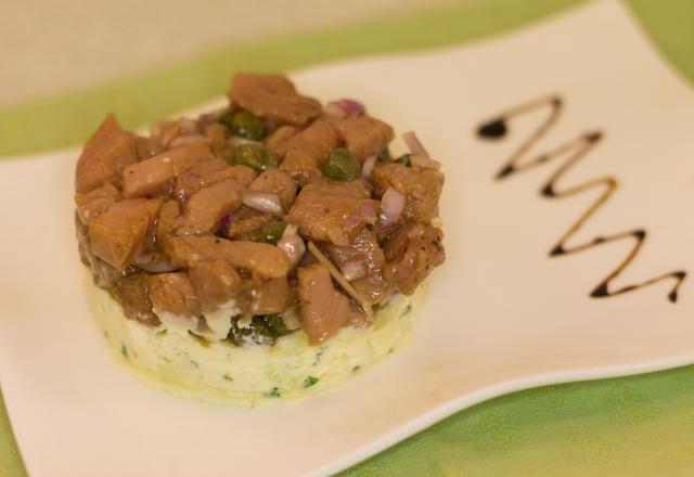 Tartare de veau et compressé de pommes au saint marcellin