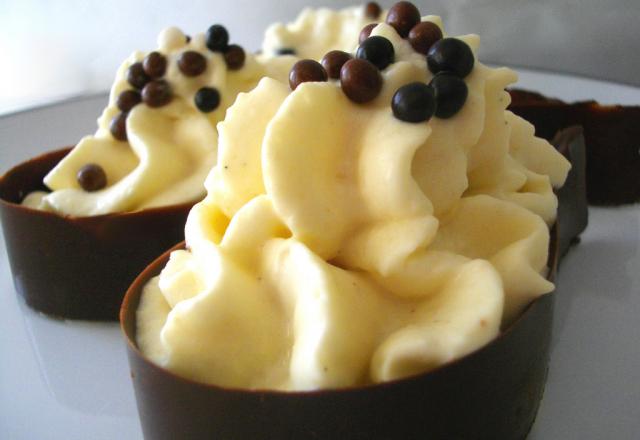 Mousse à la banane dans sa coque en chocolat