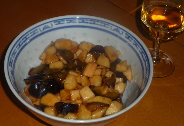 Salade de fruits pommes prunes aromatisee au jus d'oranges et jus de framboises