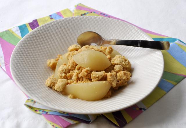 Poires pochées au thé au jasmin et son crumble