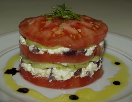 Mille-feuilles de tomates à la féta et aux concombres maison