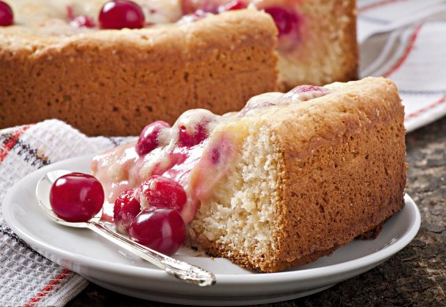 Gâteau à la crème et cerises