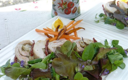 Salade de râble de lapin au cabillaud, pousses de radis et fleurs d'herbes fraîches, carottes crues et chip de carottes