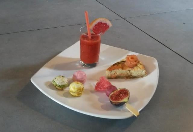 Cheesecake au saumon fumé, macarons de champignons et smoothie tomate-poivron