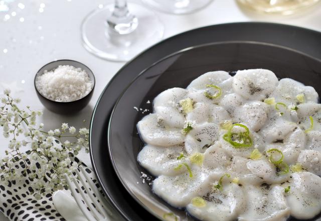 Carpaccio de Saint-Jacques à l’huile de vanille, citron vert et fleur de sel