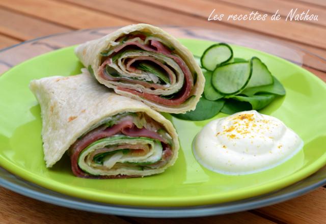 Wraps au jambon de Parme et concombre, sauce yaourt citron vert-curry