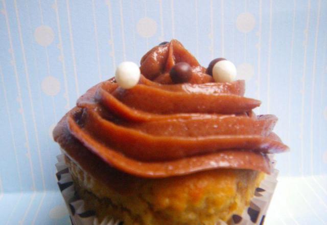 Cupcakes, banane, beurre de cacahuètes et topping au chocolat