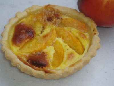 Tartelette aux pêches au pralin et chocolat blanc