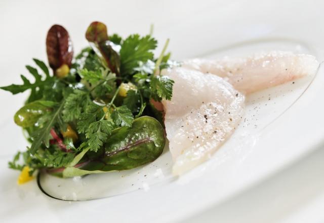 Gravelax de daurade marinée au sel et au fructose, petite salade d'herbes, vinaigrette aux agrumes par Grégory Cuilleron